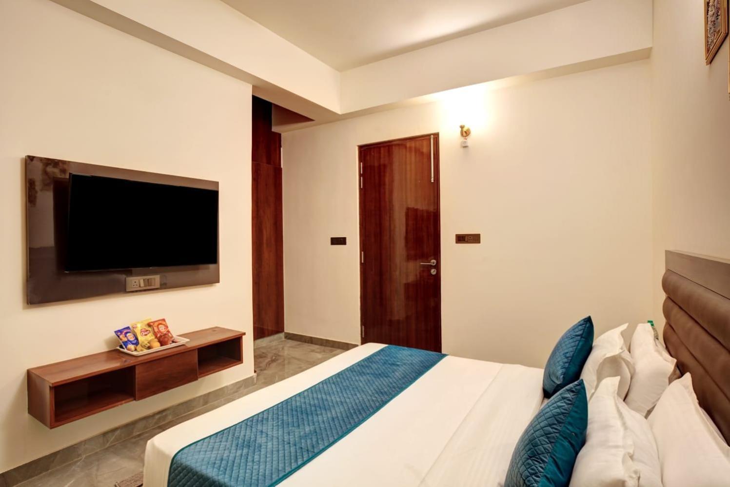 Hotel Elite Grand Near Kailash Hospital Нойда Екстер'єр фото
