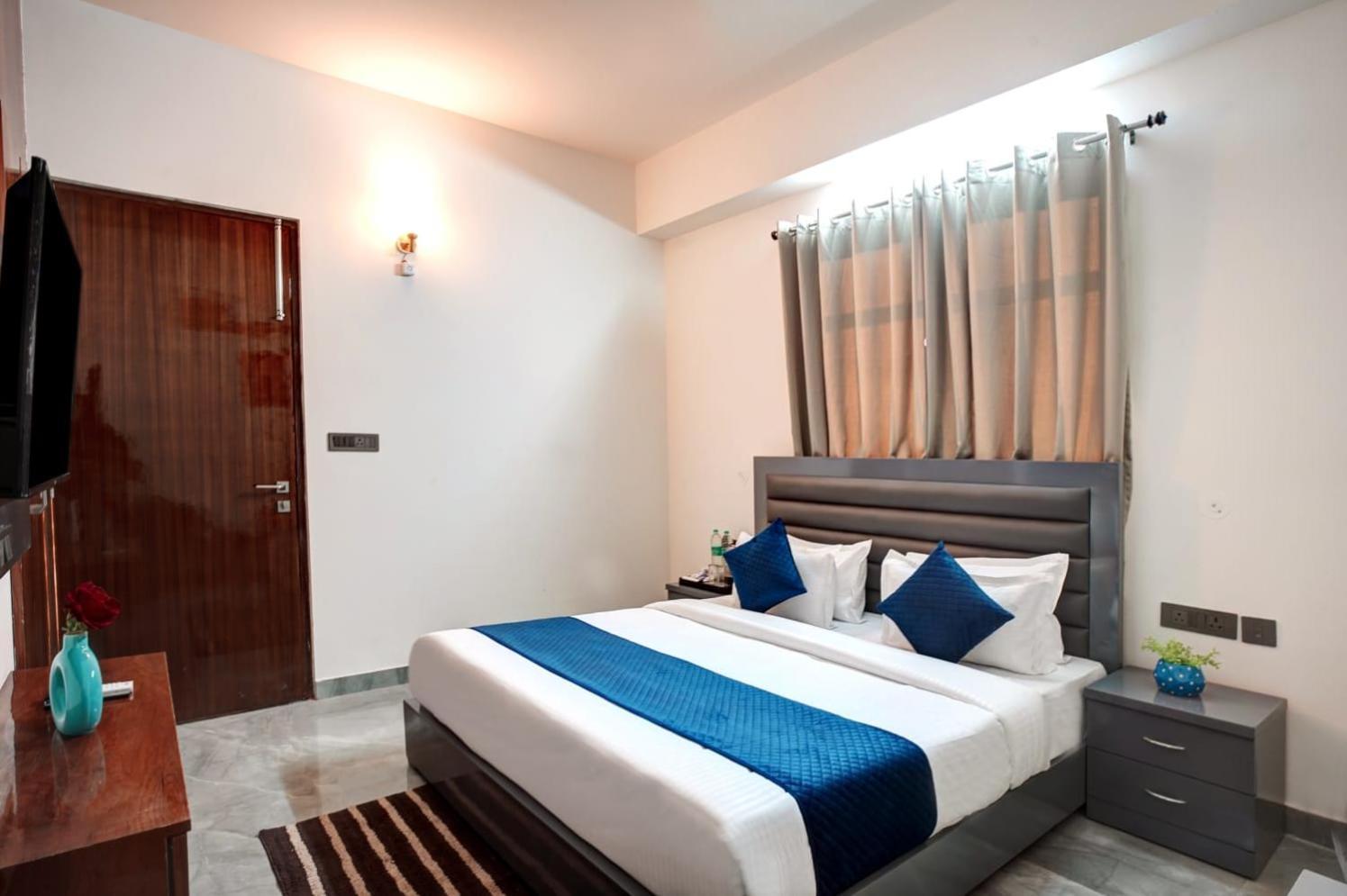 Hotel Elite Grand Near Kailash Hospital Нойда Екстер'єр фото