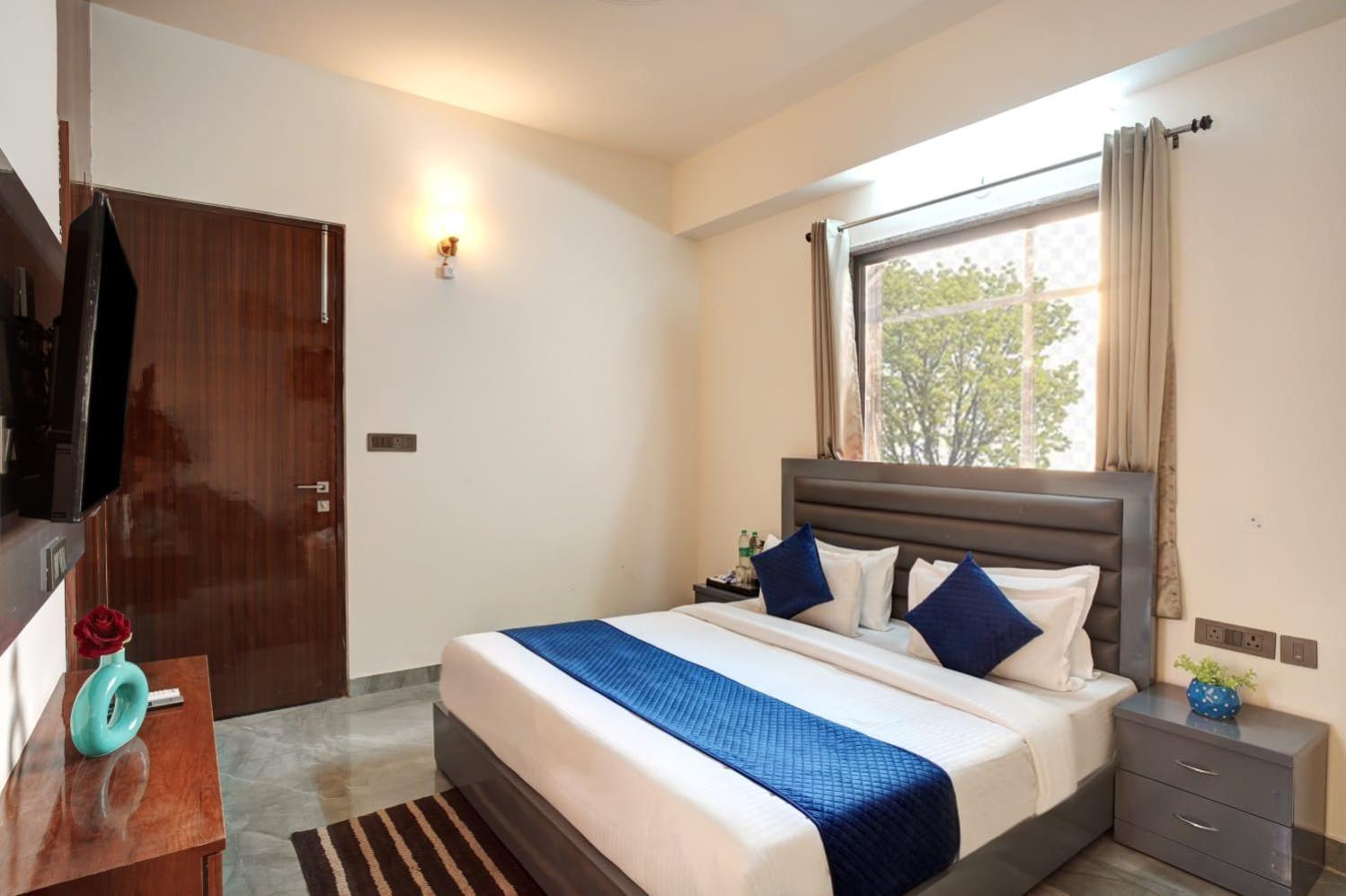 Hotel Elite Grand Near Kailash Hospital Нойда Екстер'єр фото