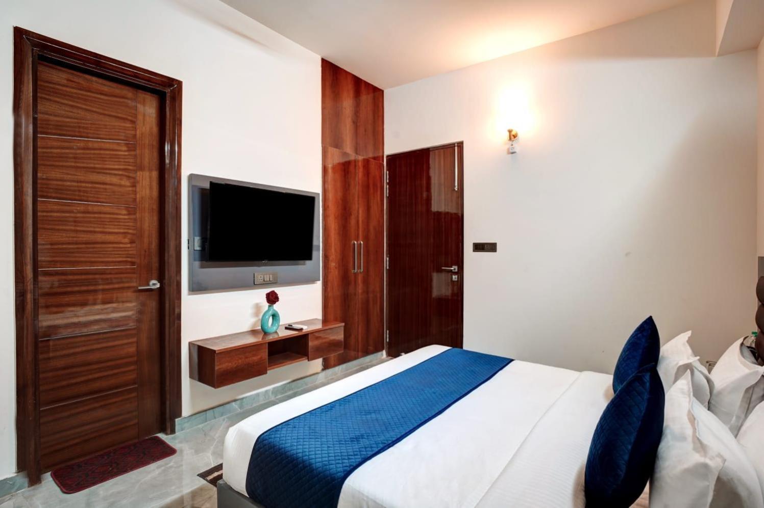 Hotel Elite Grand Near Kailash Hospital Нойда Екстер'єр фото