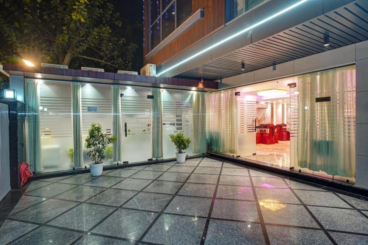 Hotel Elite Grand Near Kailash Hospital Нойда Екстер'єр фото